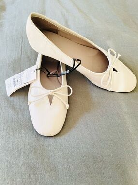 NWT Zara leather off white/cream ballet flats, sz 39 ($79+ retail)